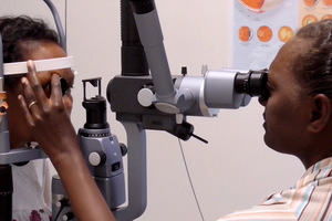 Examination for diabetic eye disease, Solomon Islands  © Anthony Hall CC BY-NC-SA-4.0