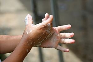 Un niño lavando las manos